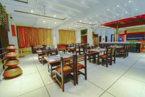 Reštaurácia alebo iné gastronomické zariadenie v ubytovaní Hotel Radiant Kolhapur