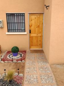 une porte d'entrée d'une maison avec une plante en pot dans l'établissement Casa La Florida, à La Serena