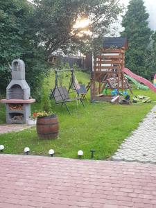 Plac zabaw dla dzieci w obiekcie Apartamenty u Baców
