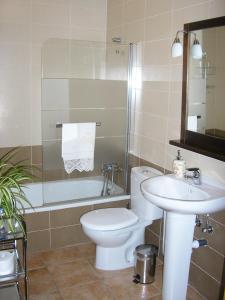 un baño con inodoro y lavabo en Casa de La Paca, en Coca