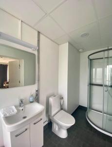 A bathroom at Hjalmar’s Hotel