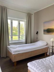Un pat sau paturi într-o cameră la Hjalmar’s Hotel