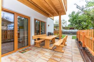 Vonkajšia záhrada v ubytovaní Chalet Mandl Sauna Pool Rollstuhlgängig