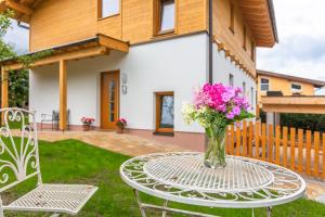 Vonkajšia záhrada v ubytovaní Chalet Mandl Sauna Pool Rollstuhlgängig