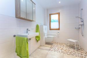 Kúpeľňa v ubytovaní Chalet Mandl Sauna Pool Rollstuhlgängig
