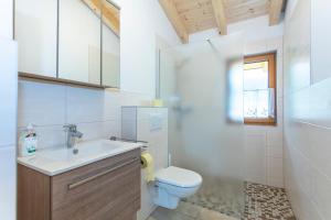 Kúpeľňa v ubytovaní Chalet Mandl Sauna Pool Rollstuhlgängig