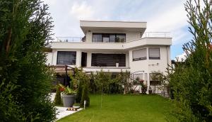 a white house with a green lawn in front of it at Casa Blanca in Wirges +3 photos