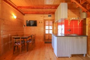 Kuchyň nebo kuchyňský kout v ubytování Holiday home Drveni Kutak