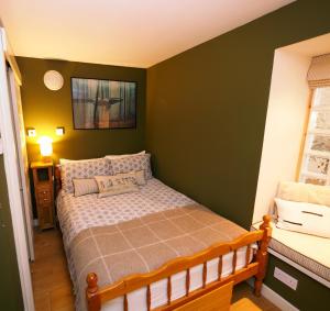 מיטה או מיטות בחדר ב-Arrochar Alps Apartment