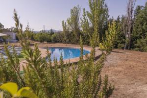 Výhled na bazén z ubytování La Comuna Ronda nebo okolí