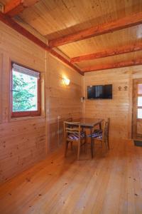 TV a/nebo společenská místnost v ubytování Holiday home Drveni Kutak