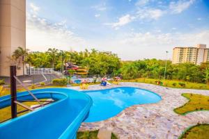 A piscina localizada em GOLDEN DOLPHIN Resort - Grand & Express - Caldas Novas - COM TV A CABO - Aguas Termais ou nos arredores