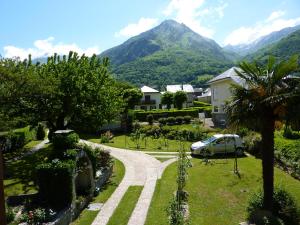 a garden with a car and a mountain in the background at Appartement Rez de Jardin in Luz-Saint-Sauveur +10 photos