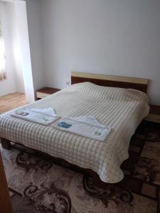 A bed or beds in a room at Апартамент Алекс