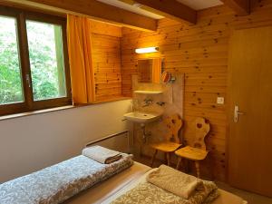 um quarto com uma cama e um lavatório numa cabina em Chalet Sonnenröschen em Blatten bei Naters