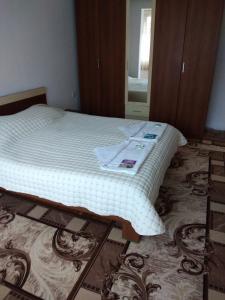 A bed or beds in a room at Апартамент Алекс