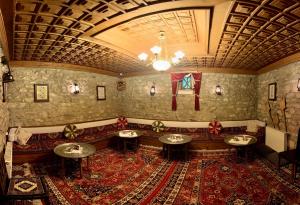 サフランボルにあるHuma Hatun Konakları Hotelのラグ付きの客室内のバスルーム(洗面台4台付)