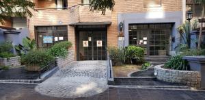 - un bâtiment en briques avec une porte devant dans l'établissement Alquiler Temporal en Nueva Córdoba!, à Córdoba