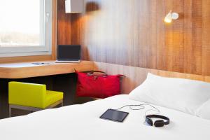 TV a/nebo společenská místnost v ubytování Ibis Styles Lille Marcq En Baroeul