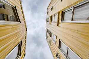 テムコにあるHotel La Casa Temucoの空を見上げる高層ビル