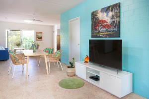 12 The Islander Resort في بوينت لوكاوت: غرفة معيشة مع تلفزيون بشاشة مسطحة كبيرة