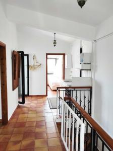 Beach Front Villa in Polychrono في هانيوتي: غرفة معيشة بها درج ومطبخ