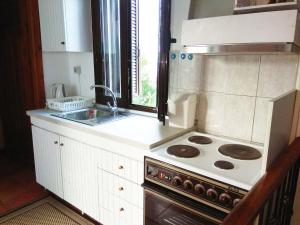 Beach Front Villa in Polychrono في هانيوتي: مطبخ صغير مع موقد ومغسلة +70 صورة