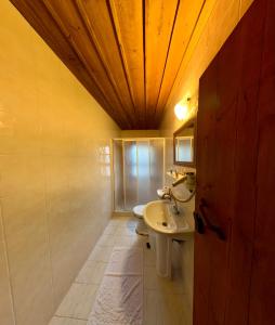 サフランボルにあるHuma Hatun Konakları Hotelのバスルーム(シンク付)、木製の天井