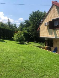 a yard next to a house with a picnic table at Holiday Home Zbilje in Visoko