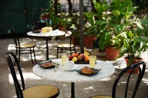 een tafel met een bord eten erop bij Hotel Calypso in Pompei
