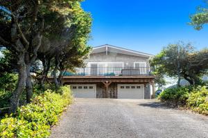 ロックアウェイ・ビーチにあるPacific Hideawayの私道二戸の家