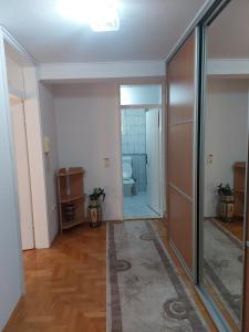 ein leeres Zimmer mit WC und Flur in der Unterkunft Villa Amir in Sarajevo
