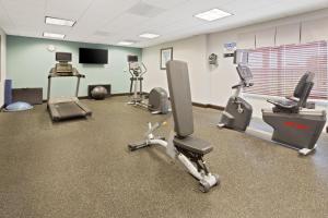 un gimnasio con varios equipos de ejercicio en una habitación en Holiday Inn Express Hotel & Suites Largo-Clearwater, an IHG Hotel en Largo