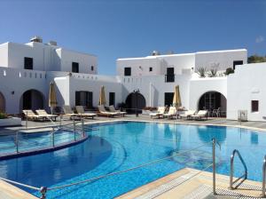 une piscine en face d'un hôtel avec des bâtiments blancs dans l'établissement Astir Of Naxos, à Naxos Chora