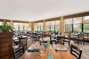 A restaurant or other place to eat at Gaia Hotel & Spa Redding, Ascend Hotel Collection