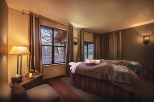 una camera d'albergo con un letto e una finestra di Gaia Hotel & Spa, Ascend Hotel Collection ad Anderson