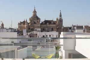 vistas a la ciudad desde el techo de un edificio en Private & Pool Goyeneta Sevilla Urban Apartment, en Sevilla