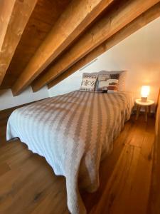Ένα ή περισσότερα κρεβάτια σε δωμάτιο στο Duplex Spa Access in front of skislope by Jolidi