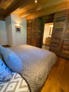 Ένα ή περισσότερα κρεβάτια σε δωμάτιο στο Duplex Spa Access in front of skislope by Jolidi