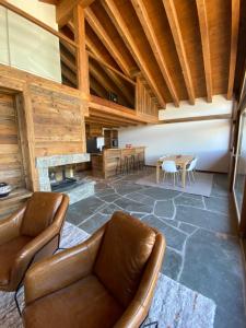 Χώρος καθιστικού στο Duplex Spa Access in front of skislope by Jolidi