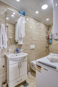 łazienka z białą umywalką i toaletą w obiekcie Odore di Mare w mieście Utjeha
