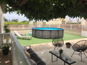 un patio con una piscina con 2 sillas y una mesa en La Caseta del Padri, en Deltebre