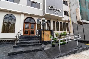 un edificio con escaleras delante de un edificio en Hotel Carmel en Lima