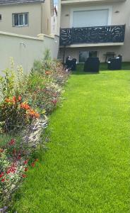 Photo de la galerie de l'établissement Grand T1 Moderne Jardin près de CDG, à Le Thillay