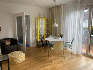 a living room with a dining room table and chairs at Ferienwohnung Taunus in Görsroth