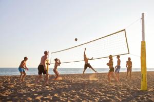 um grupo de pessoas a jogar voleibol na praia em Aidar Yurt Camp em Taldy