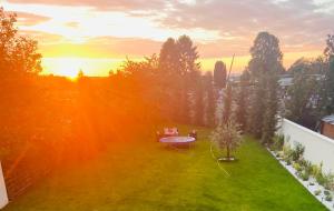 vista su un giardino con tavolo sul prato di Grand T1 Moderne Jardin près de CDG a Le Thillay