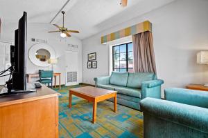 A seating area at La Quinta Inn by Wyndham Costa Mesa Orange County