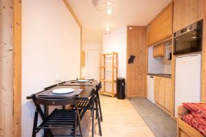 - une cuisine avec une table et des chaises dans la chambre dans l'établissement Nice Apt With Mountain View At The Foot Of Slopes, à Chamonix-Mont-Blanc