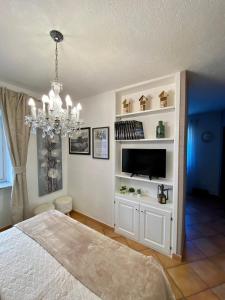 TV a/nebo společenská místnost v ubytování Ancienne Maisonnette + 37 fotografií